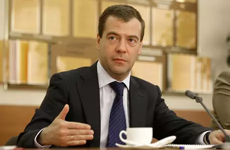 Медведев подтянулся пять раз на перекладине