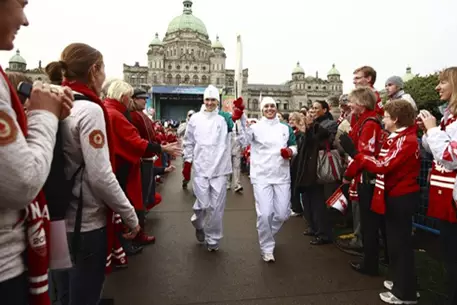 Канадские демонстранты пытались сорвать эстафету олимпийского огня 