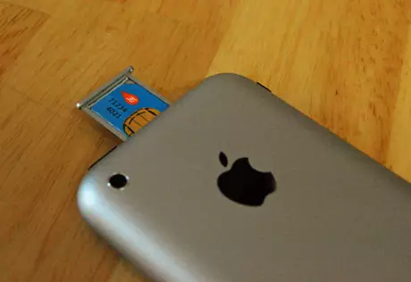 Apple отказалась от идеи iPhone со встроенной SIM-картой
