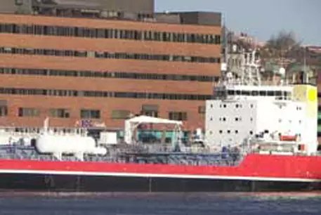 Канадский танкер сел на мель в Арктике