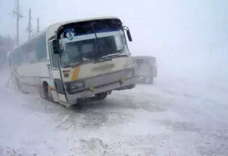 На западе Казахстана перевернулся автобус с гражданами Узбекистана