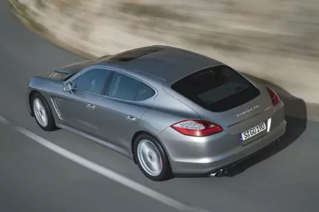 Продажи Porsche упали на треть 