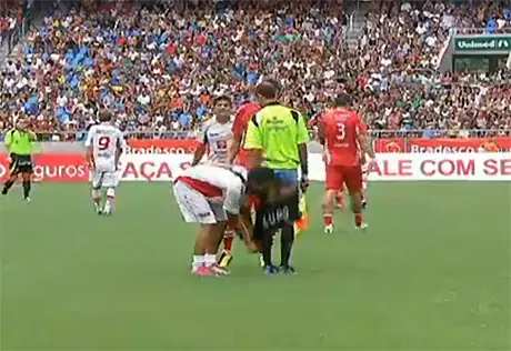 Видео: На матче в Бразилии футболист стянул с арбитра шорты