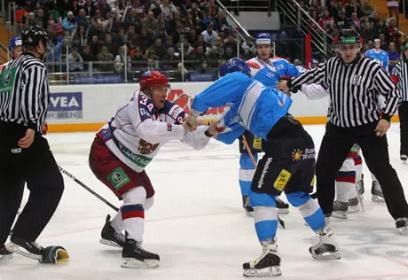 Тренер сборной России по хоккею одобрил драку в матче с Финляндией