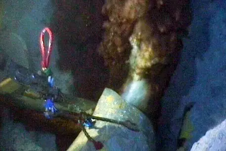 British Petroleum разрезала поврежденную нефтяную трубу на месте утечки