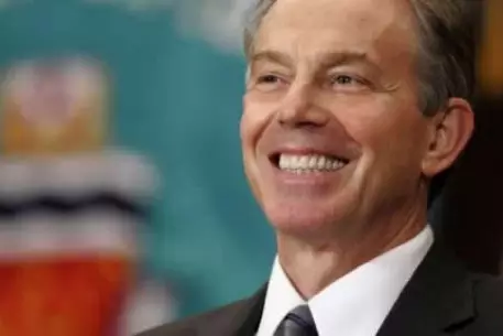 Тони Блэр унес с работы гитару Боно и ещё 76 подарков