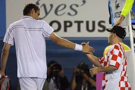 Пожавшему руку Чиличу болельщику предъявили обвинения