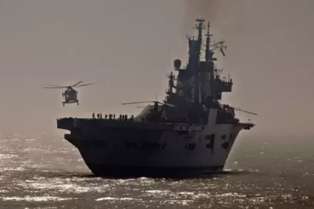 ВМС Великобритании останется без флагманского авианосца