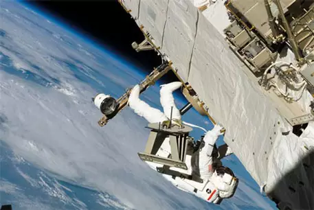 Двое астронавтов приступили к работам в открытом космосе
