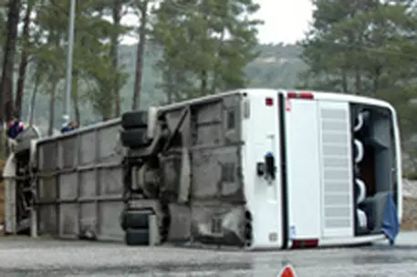 Пассажирский автобус перевернулся на трассе Бишкек-Алматы 