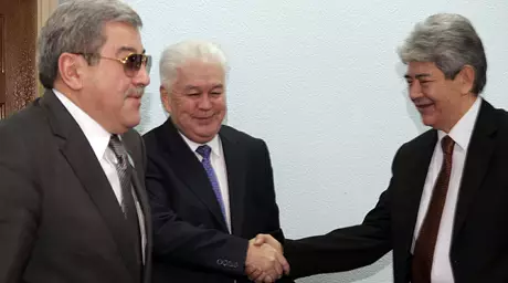 Елеусизов и Касымов попросили Центризбирком помочь им с агитацией