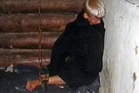 Под Новгородом женщина приковывала своего сына цепями