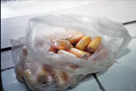 В желудке таджика нашли 129 контейнеров героина