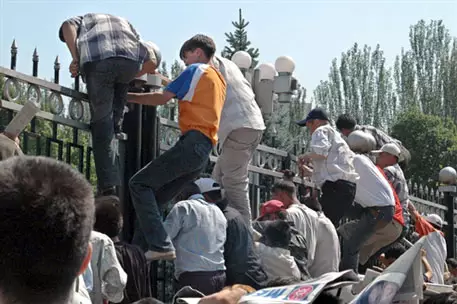 Митингующие в Киргизии захватили здание областной администрации