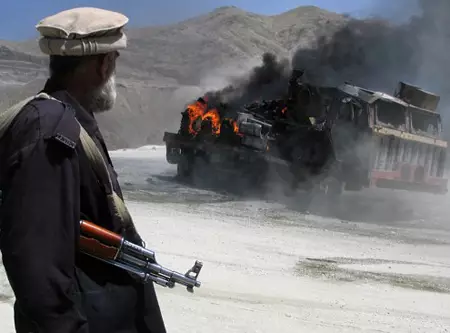 Исламисты сожгли 20 цистерн НАТО 