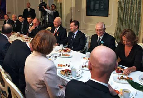 Медведев оценил "эффективный" срок работы губернаторов