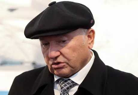 Лужков вернется в Москву бороться за свою честь
