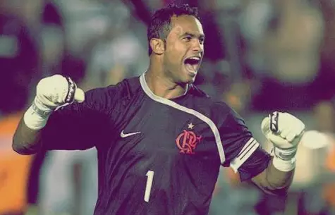 Бразильский футболист сдался полиции после пропажи его любовницы