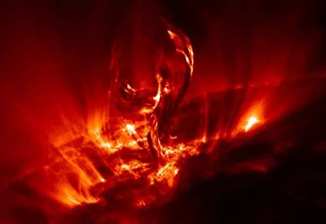 NASA зафиксировала "кометную атаку" на Солнце