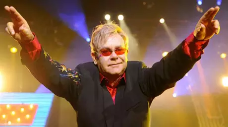 Британский музыкант Элтон Джон стал отцом