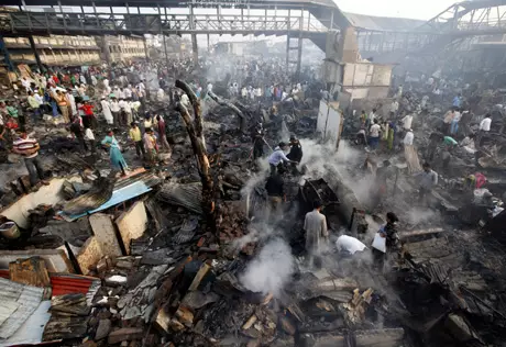 Пожар в трущобах Индии уничтожил две тысячи домов