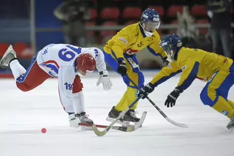 Россия проиграла в финале чемпионата мира по хоккею с мячом