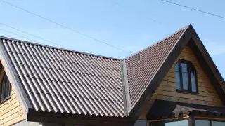 Безопасная кровля: какой материал выбрать, чтобы ее не унесло ветром?