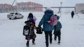 "4 часа сна и весь день в дороге". Каково быть родителем в большом казахстанском городе