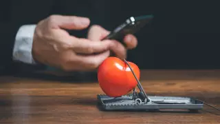 Тысяча долларов за членский билет. Как казахстанки становятся жертвами любовных афер