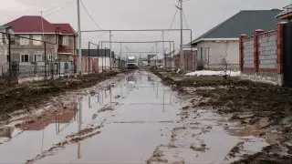 "Подошвы просто оторвались". Грязь "взяла в плен" жителей Узынагаша