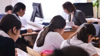 Высокая зарплата, 56 дней отпуска и хамство учеников. Почему учителя не хотят работать в школах