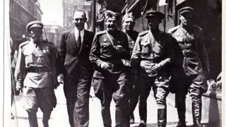 “На память любимым сестричкам - в День Победы“. Редкие архивные кадры мая 1945-го