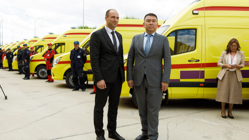 Алексей Сердюков и Ержан Сулейменов. Фото: "Маревен Фуд Тянь-Шань".