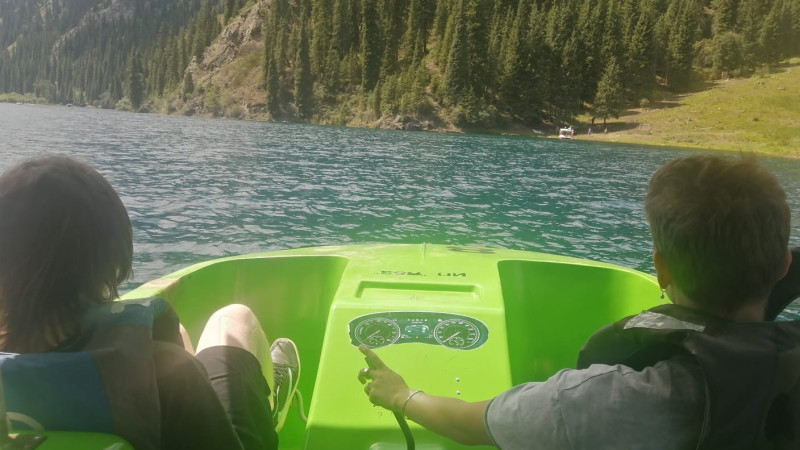 Туристы на озере Кольсай, Алматинская область. Фото: ©️Tengrinews.kz