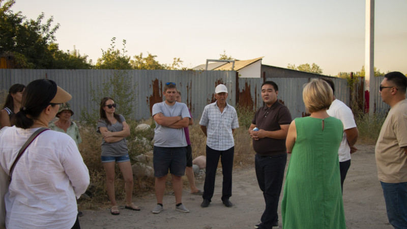 Жители микрорайона Акжар в Алматы обсуждают проблему с водой. Фото: ©️ Tengrinews.kz / Никита Данилин