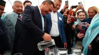 Пили залпом и не только. Чем занимались казахстанские чиновники на этой неделе