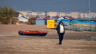 Мужчина идёт по пляжу Капшагая, Конаев