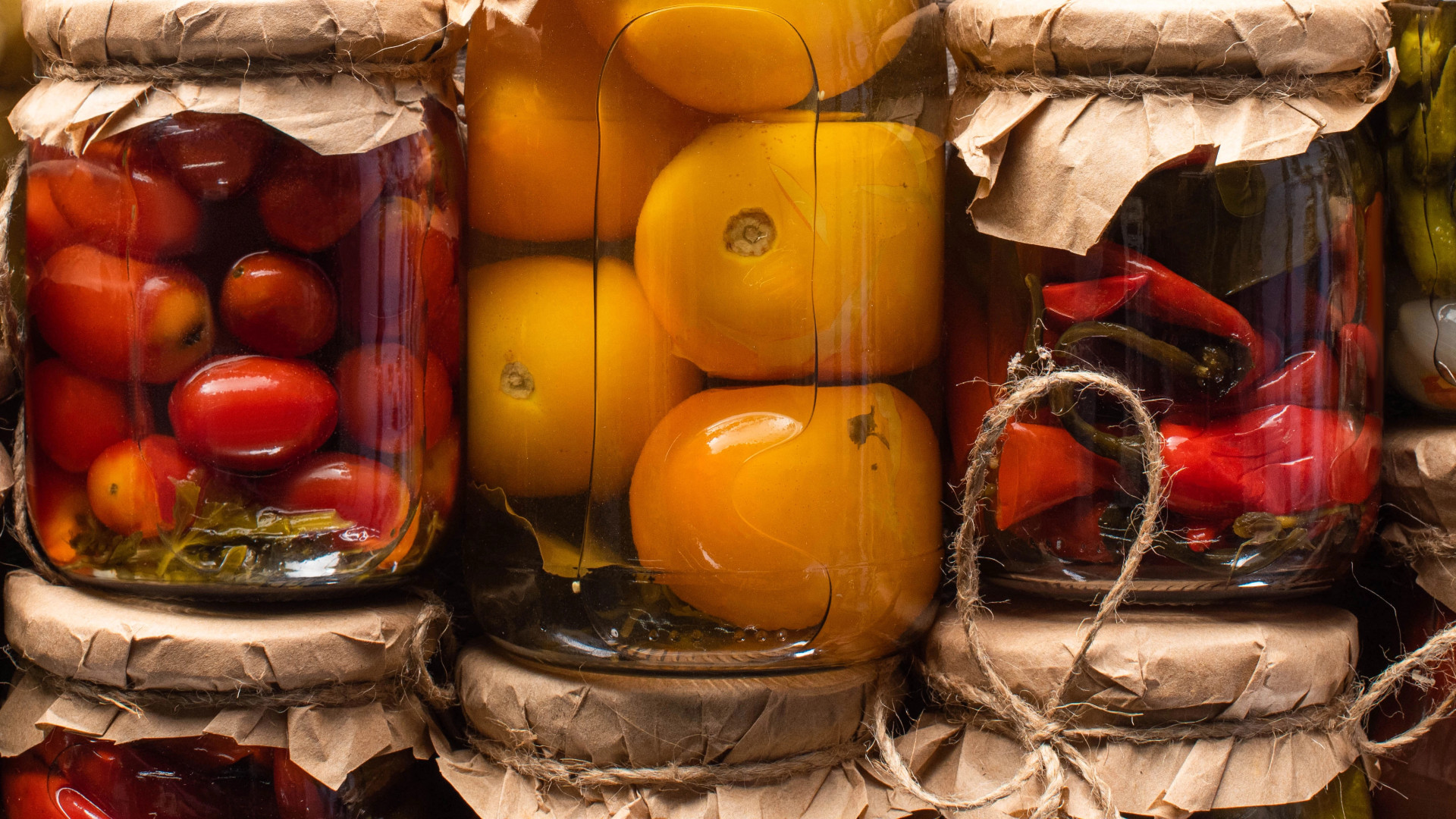 Ботулизм - смертельная угроза в домашних консервах.