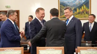 Джетлаг и “боевое“ настроение. Репортаж с расширенного заседания правительства с Токаевым