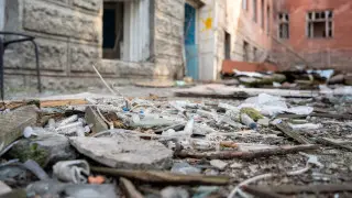 Разрушение, загадочное исчезновение крыши и долгие суды. Странная история больницы в центре Алматы