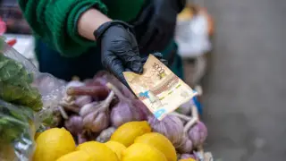 Наличные уходят в прошлое или остаются? О сложных отношениях казахстанцев с “живыми“ деньгами