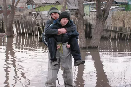 На востоке Казахстана из-за паводков эвакуировали 6,4 тысячи человек