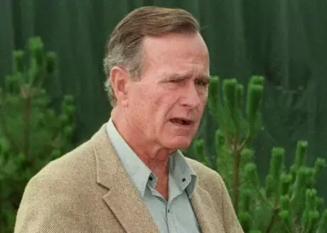 Обама вручил медаль свободы Бушу-старшему