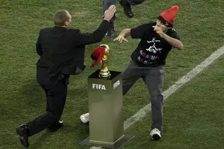 Прорывавшегося к Кубку мира болельщика обвинят в попытке кражи