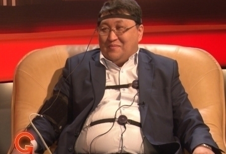 И вот вся эта череда рокировок во власти чуть было не сорвала сроки презентации политической колоды карт. Эскизы были уже в печати и вот пришлось спешно вносить корректировки, чтобы туза какого валетом не обидеть. Свежие назначения этой недели не так, чтобы уж очень, но все-таки могли сделать колоду не актуальной. Вот, и пришлось срочно вести издателям шаржи новых лиц. Автор идеи Галым Байтук сегодня у нас на детекторе. Признался, как рождается политическая колода, но не признался, кто из политологов помогает тасовать властных мужей в игральном рейтинге. Мастер политического шаржа, например, жалеет, что в колоде лишь 52 карты. Для казахстанского политического Олимпа тесновато будет. Или вот почему не делят персонажей по мастям? Да, и еще, наша маленькая сенсация. Колода еще печатается, но Галым Байтук поделился, правда, только некоторыми, новыми шаржами из новой колоды. Вот, на таком белом фоне. Сейчас увидите, с комментариями автора, на полиграфе.