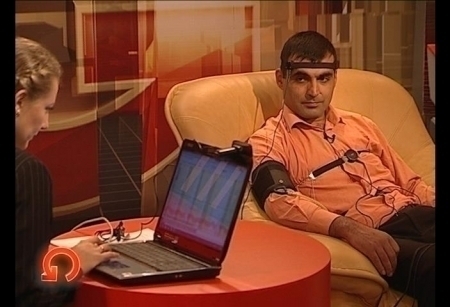 Из Петропавловска на днях докатился скандал, в котором замешаны сразу два правоохранительных ведомства. Один бизнесмен, иностранный, кстати, гражданин, попал в жернова силовых структур, но надо же так, не только выстоял, но в суде смог доказать свою правоту. Финансовые полицейские Северо-Казахстанской области вымогали, это уже доказано, взятку - 6 миллионов тенге, но бизнесмен смог дать только половину, за что и поплатился. Загремел в СИЗО на полтора года. Дело, и тут уже спасибо рвению областной прокуратуры, на доследствие отсылали 4 раза. Но несколько шокированный нашими нравами иностранец правды все-таки добился. Присяжные признали бизнесмена невиновным, а дело сфабрикованным. Оба сотрудника финансовой полиции, говорят, теперь уже бывших, сейчас под стражей, а прокурору тамошнему даже вынесли судейский протест. Вот оно как бывает. Главный виновник всей этой заварушки с хеппи-эндом сегодня у нас в гостях. Обычно на детекторе лжи мы тестируем мало-мальски известных личностей, но дело предпринимателя Бозояна получило такой резонанс, что у него еще все впереди. А как иначе? В одиночку против финпола и прокуратуры.