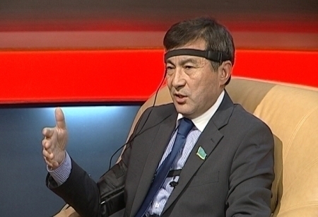 Народные коммунисты, кажется, набирают парламентский вес. Фракция, хоть и небольшая, погоды в нижней палате, в принципе, сделать не сможет, но голос КНПК прозвучал. Несколько депутатов от коммунистической фракции потребовали проверить руководство Министерства образования на профпригодность. За полгода работы мажилиса нового созыва парламентарии, не "нуротановцы", впервые показали такую отвагу и прыть. А еще признались, что если потребуется - готовы и голосовать принципиально против, и на демарш, если что, тоже готовы. Депутат нижней палаты от партии КНПК пришел на детектор лжи. Турсунбек Омурзаков напризнавался в новых амбициях народных коммунистов.