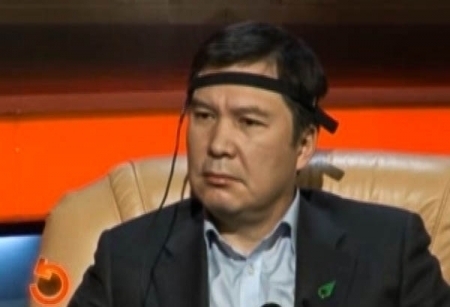 В стране нарастает предвыборная борьба. То ли еще будет… Минувший понедельник стал для Центризбиркома по-настоящему горячим. Если "Нур Отан" списки кандидатов подал раньше и к среде ЦИК их зарегистрировал, то все остальные партии принесли свои списки в последний день подачи документов для регистрации. И самой последней стала партия "Ак жол", хотя это, похоже, ничего не
значит - они получили официальную регистрацию вторыми, в прошлый четверг. А третьей стала партия ОСДП. Кандидатов в депутаты от социал-демократов ЦИК зарегистрировал в пятницу. Но с этими партиями без особых интриг, пока, по крайней мере. Любопытство возбуждает другая - "Руханият", которая на стадии формирования партийного списка кандидатов вдруг обзавелась новым духовным лидером Мухтаром Шахановым и вместо привычной "зеленой" стала национал-патриотической. Ее официальный лидер Серикжан Мамбеталин в стране живет только последние три года, а для регистрации кандидатом в депутаты надо не меньше 10 лет проживания в родной стране. И это уже интрига - зарегистрирует Центризбирком Мамбеталина или нет? Лидер "Руханият" сам пришел к нам на детектор.