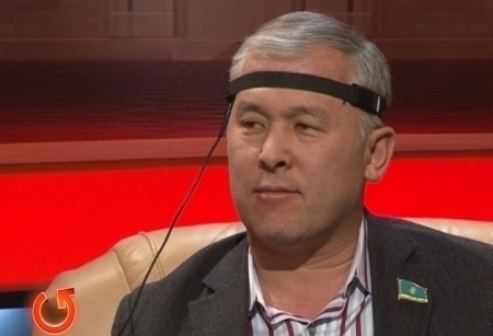 В мажилисе на днях прошло первое рабочее пленарное заседание трехпартийной нижней палаты. Все "как у взрослых": и законопроекты, и депутатские запросы, но "Нур Отан" теперь не одинок - слева коммунисты, справа "Ак жол". Депутат мажилиса Мурат Абенов на детекторе рассказал, почему народных избранников не рассадили кучно, по фракциям, и как им, не нуротановским, по-любому придется идти на компромисс с правящей партией.