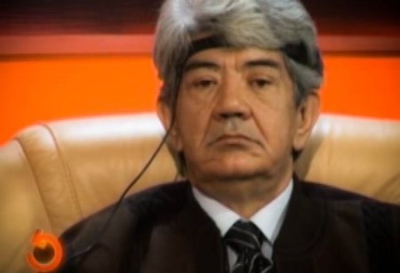 Амбиции на депутатские кресла будущего созыва уже озвучили: партия "Нур Отан", ну, тут без интриги - обещает на предстоящих выборах убедительную победу; как всегда, Партия патриотов Гани Касымова намерена бороться за депутатство с полной выкладкой, а партия "Ауыл", аграрии, уже провела политсовет и даже составила предварительные списки кандидатов. КНПК и ОСДП "Азат" решение об участии во внеочередных выборах в нижнюю палату парламента будут принимать на партийных съездах. То есть пытаются интриговать. "Ак жол" пока публично не выступал, но с ними и без того все понятно - никуда не денутся. Другие зарегистрированные партии пока своих позиций не обозначили. Зато в лагере зеленых, кажется, закручивается настоящая интрига. Пока "Руханият" дискутирует в прессе - уступать место лидера 
партии Мухтару Шаханову или нет, их зеленые конкуренты - экосоюз "Табигат" - заявляют о намерении срочно переродиться в политическую партию и идти на январские выборы в парламент. Задача - та еще, учитывая сроки. Лидер "Табигата" Мэлс Елеусизов пришел к нам на детектор, чтобы честно признаться: зачем экологическому движению становиться партией и какие у них на то объективные шансы?